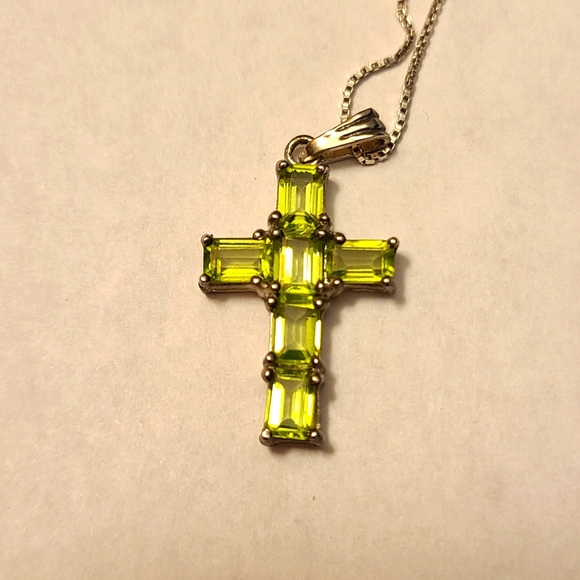 Silver Emerald Cut Peridot Cross Pendant with 18 inch Box Link Silver Chain - Picture 6 of 8
